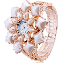 Analog Women's Alloy Pearl Bracelet Style Wrist Watch (Gold)
