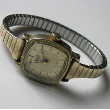 Vtg Gold Tone Sm Square Face Metal Flex Band Q & Q Ladies Womens Dress Watch 213