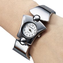 Analog Women's Steel Quartz Bracelet Watch (Silver)