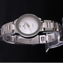 Round Face Lady White Dial Stainless Quartz Watch Nf70.