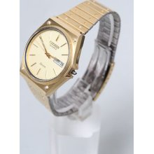 Very Fine 1970s Man's Goldtone Quartz Analog Wristwatch Day Date