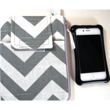 iPhone 5 iPhone 4 4S Samsung Galaxy Fabric Smart Phone Clutch Wristlet in Gray Chevron